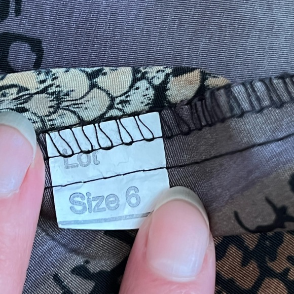 Vintage Snakeskin-Patterned Skirt with Gold Motifs. - Picture 3 of 6